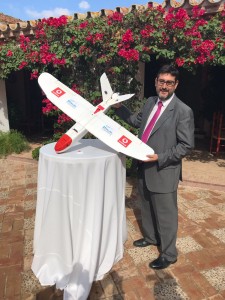Villalobos muestra el dron que acaba de hacer el histórico vuelo