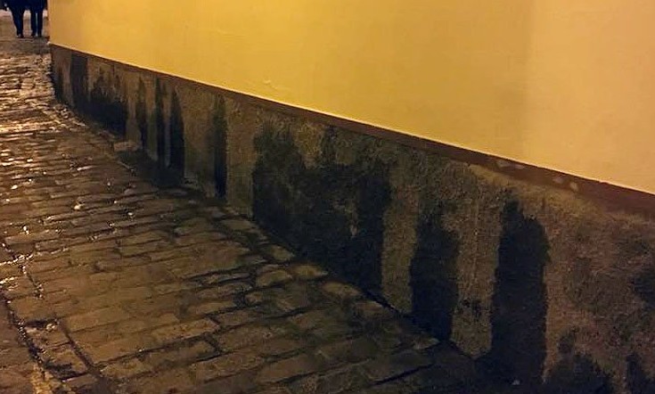 Imagen de facebook, con el estado de fray cipriano de Utrera, con orines en la pared