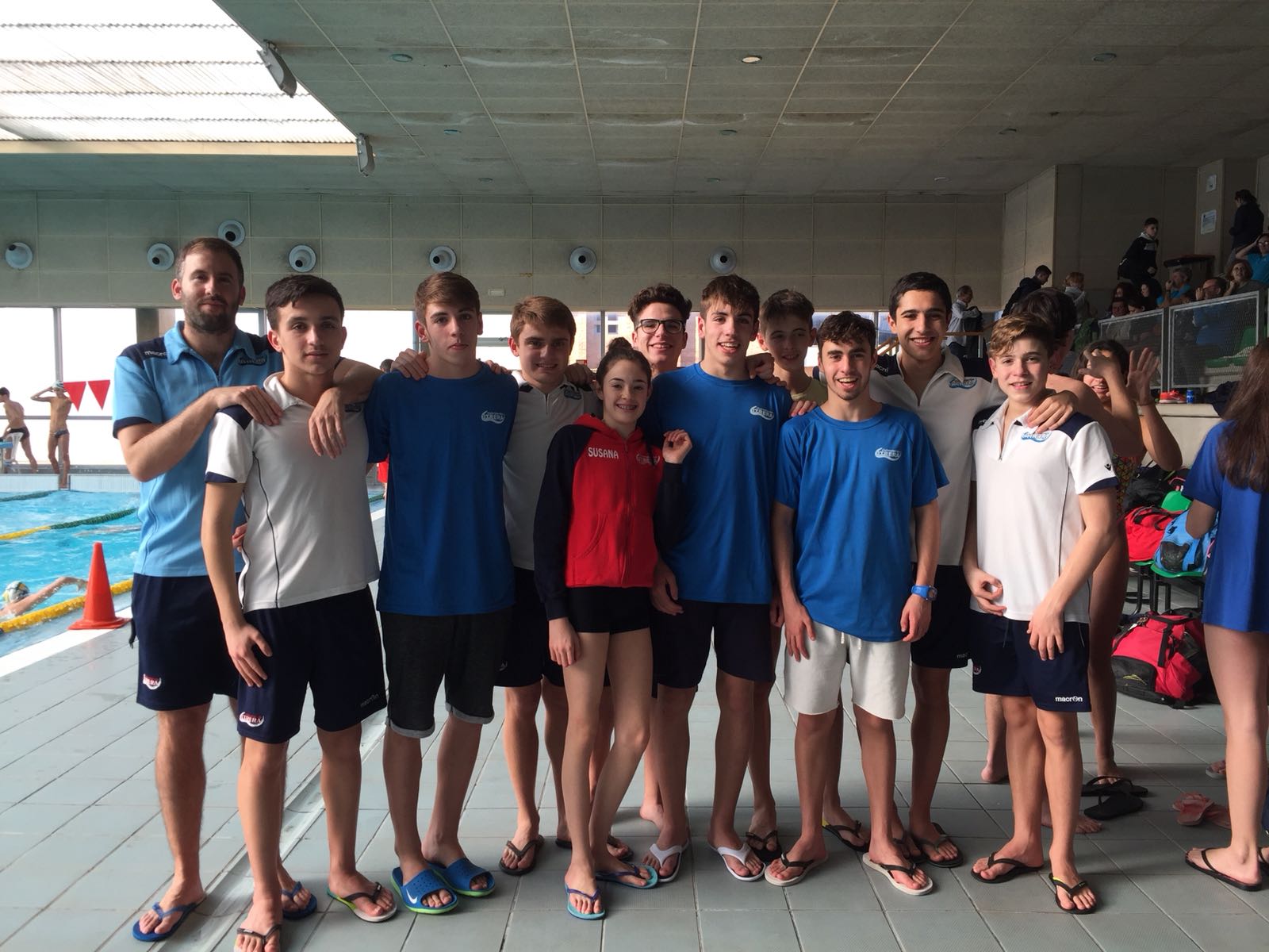 Grupo de nadadores del CNU con su entrenador