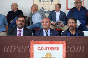 El alcalde, José María Villalobos, se está convirtiendo en asiduo y  talismán del CD Utrera